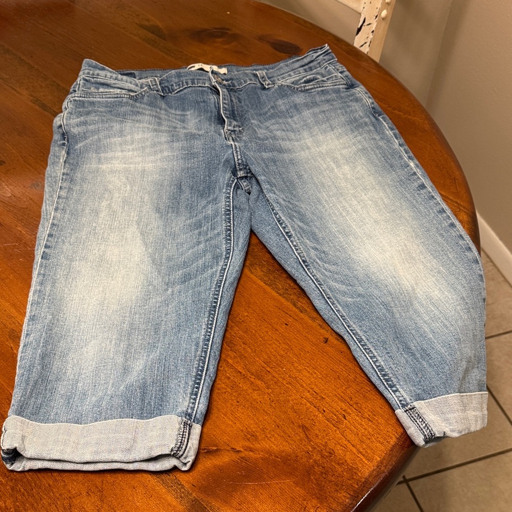 Women’s Levi’s size 14 capri pants